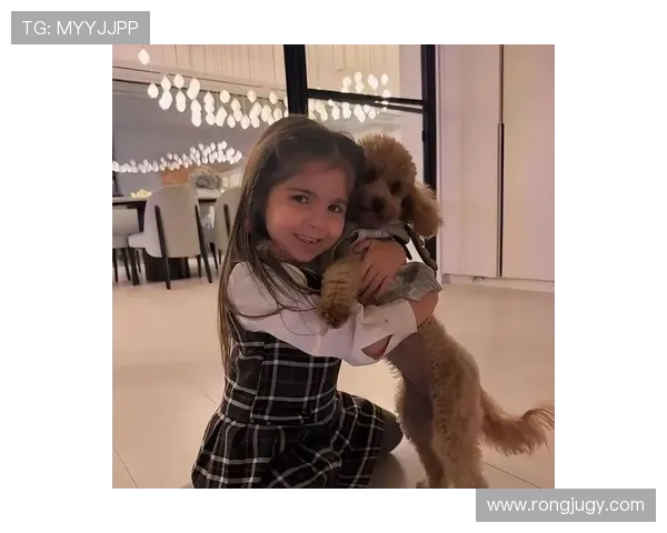 瓜迪奥拉世俱杯场边温情一幕：小女儿瓦伦蒂娜暖心互动(1)